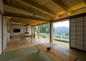 「森の中の木とガラスの家」LDKと和室【施工事例】