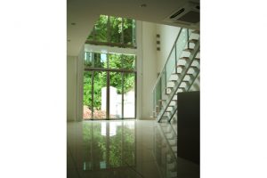 フロアータイル・露出階段・吹抜け