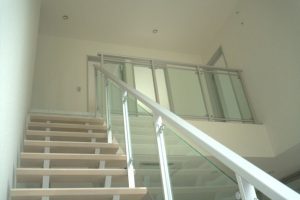 露出階段・吹抜け・アクリル壁