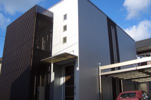 シンプルモダン・ガルバリウム鋼板・格子・外観