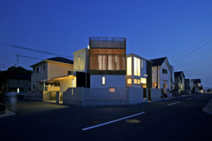 やさしい光が溢れる家」外観（夜）【施工事例】