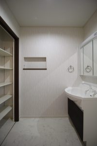 「本棚のある家」洗面所と収納【施工事例】