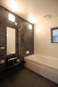 「本棚のある家」浴室【施工事例】