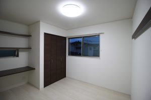 「本棚のある家」ハンガーレール【施工事例】