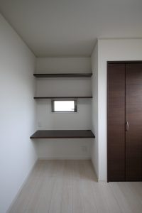 「本棚のある家」カウンターと本棚【施工事例】