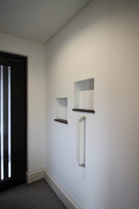 「本棚のある家」玄関ホールニッチ【施工事例】