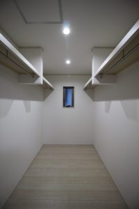 「本棚のある家」ウォークインクローゼット【施工事例】