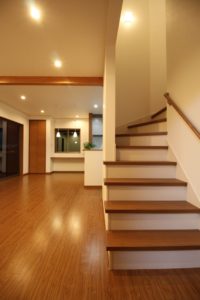 「図書コーナーのある家」ひな壇階段【施工事例】