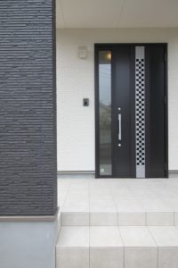 「図書コーナーのある家」玄関【施工事例】