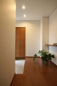 「図書コーナーのある家」玄関ホール【施工事例】