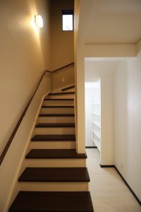 「ビルトインガレージの家」階段と収納庫【施工事例】