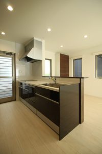 「オープンガレージの家」キッチン【施工事例】