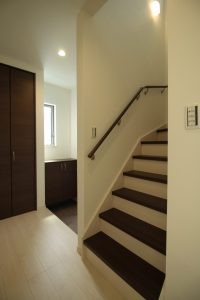 「オープンガレージの家」玄関ホール【施工事例】