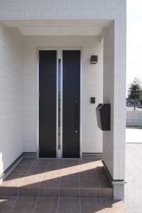 「オープンガレージの家」玄関【施工事例】