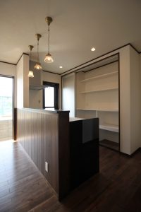 「木の温もりを感じられる カフェテイストの家」キッチン パントリー【施工事例】