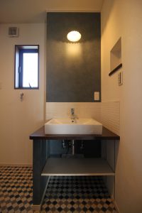 「木の温もりを感じられる カフェテイストの家」造作カウンター洗面台【施工事例】