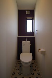 「木の温もりを感じられる カフェテイストの家」2Fトイレ【施工事例】