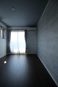 「木の温もりを感じられる カフェテイストの家」寝室【施工事例】