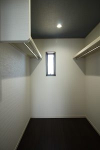 「木の温もりを感じられる カフェテイストの家」ウォークインクローゼット【施工事例】