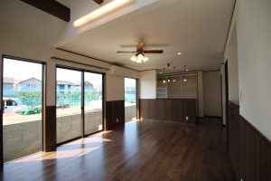 「木の温もりを感じられる カフェテイストの家」LDK【施工事例】