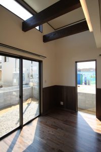 「木の温もりを感じられる カフェテイストの家」LDK 吹抜け【施工事例】