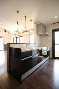 「木の温もりを感じられる カフェテイストの家」キッチン【施工事例】