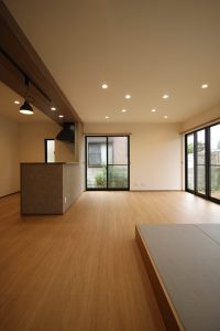 「大きな窓の家」LDK【施工事例】