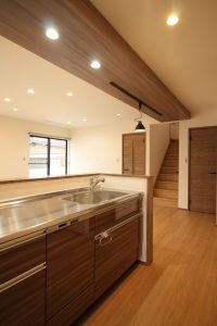 「大きな窓の家」キッチン【施工事例】