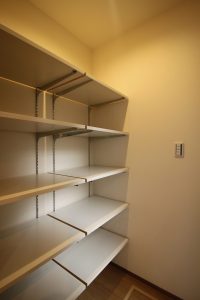 「大きな窓の家」パントリー【施工事例】