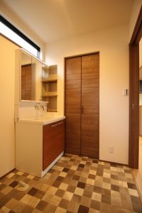 「大きな窓の家」洗面所【施工事例】