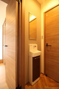 「大きな窓の家」トイレ手洗い【施工事例】