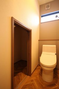 「大きな窓の家」トイレ収納【施工事例】