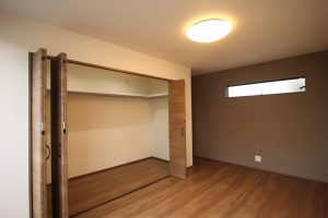 「大きな窓の家」ウォークインクローゼット【施工事例】