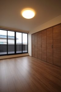 「大きな窓の家」寝室【施工事例】