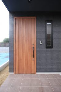 「大きな窓の家」玄関【施工事例】