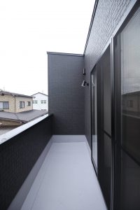 「大きな窓の家」バルコニー【施工事例】