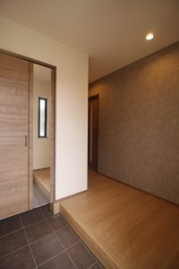 「大きな窓の家」玄関ホール【施工事例】