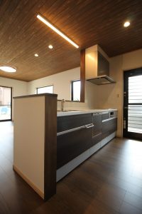 「木目を楽しむ板張り天井の家」キッチン【施工事例】