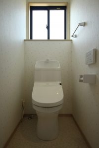 「木目を楽しむ板張り天井の家」2Fトイレ【施工事例】