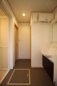 「木目を楽しむ板張り天井の家」洗面所【施工事例】