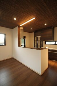 「木目を楽しむ板張り天井の家」キッチン【施工事例】