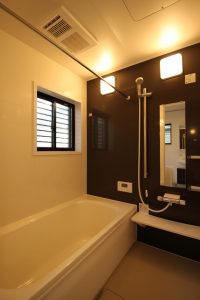 「木目を楽しむ板張り天井の家」浴室【施工事例】