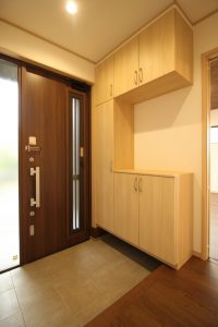 「木目を楽しむ板張り天井の家」玄関収納【施工事例】