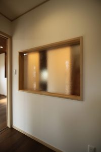 「木目を楽しむ板張り天井の家」ホール内窓【施工事例】