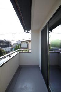 「木目を楽しむ板張り天井の家」バルコニー【施工事例】