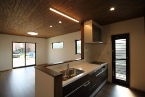 「木目を楽しむ板張り天井の家」キッチン【施工事例】