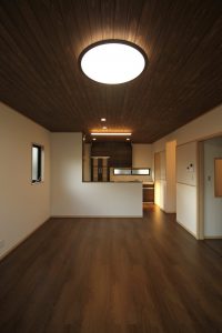 「木目を楽しむ板張り天井の家」LDK【施工事例】