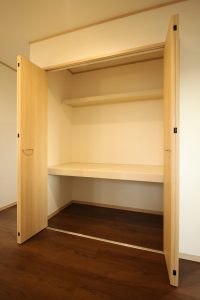 「木目を楽しむ板張り天井の家」ホール収納【施工事例】