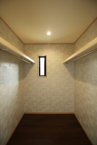 「木目を楽しむ板張り天井の家」ウォークインクローゼット【施工事例】
