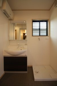 「木目を楽しむ板張り天井の家」洗面所【施工事例】